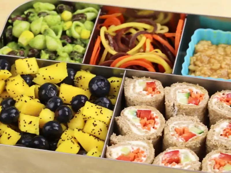 Marmita de lanches com frutas, legumes em tiras e enroladinhos